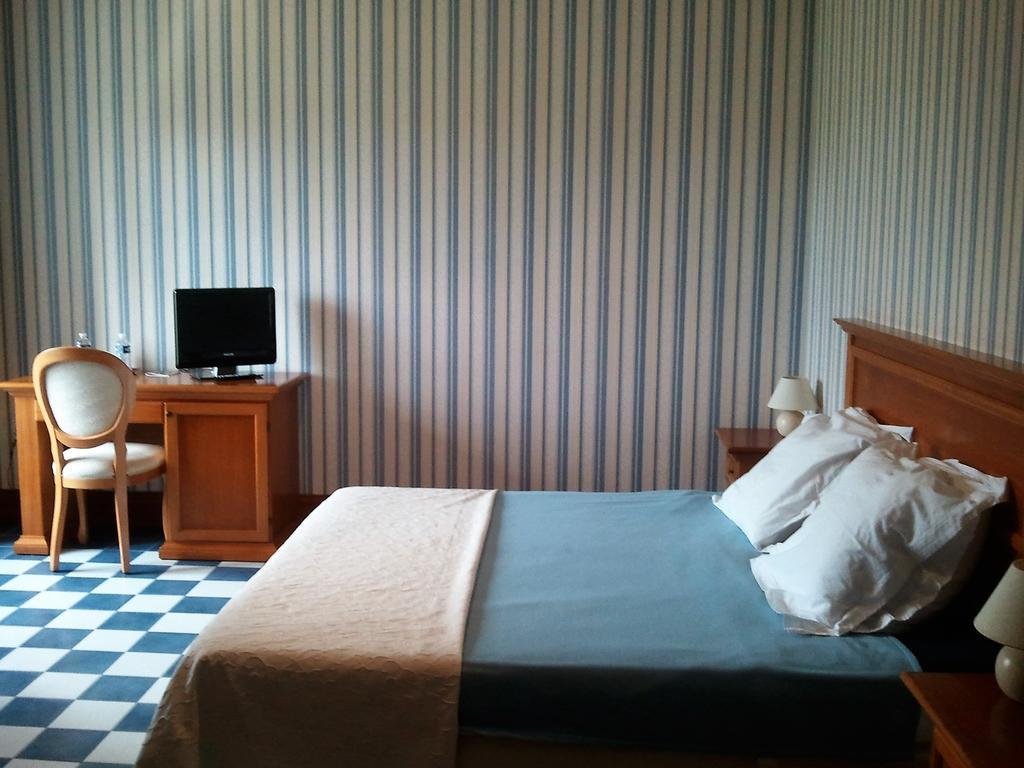 Hotel Chateau Sainte Marie Dompierre-sur-Charente Zimmer foto